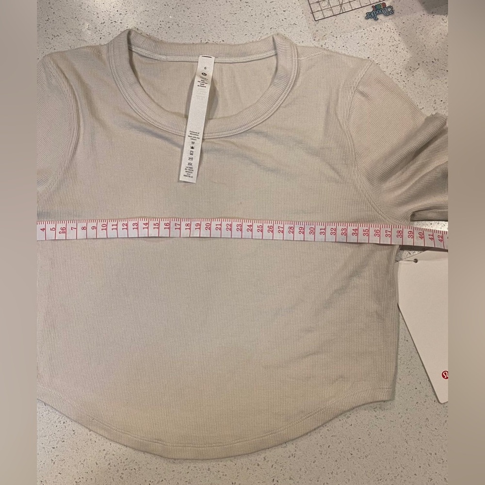 Lululemon tight cropped T-shirt - Picture 11 of 12